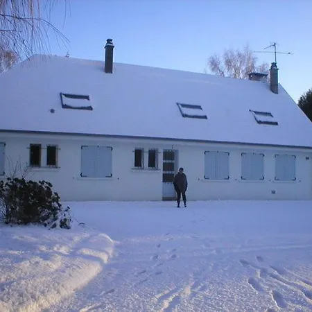 Spacious Holiday In Tours-en-vimeu With Garden
